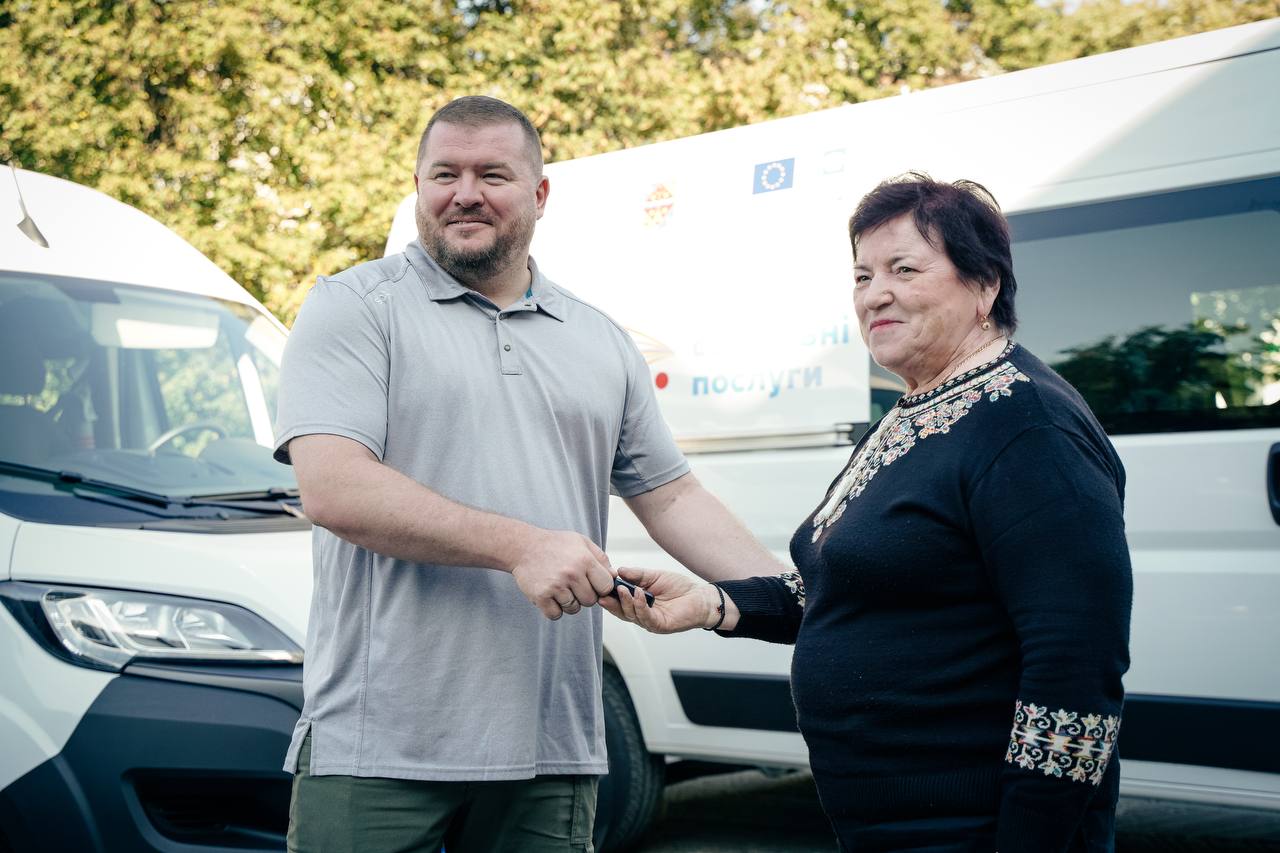Чотирьом громадам Полтавщини передали спецавтівки для надання мобільних соціальних послуг